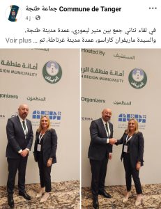 سافر عبدالمغيث ذات يوم إلى دولة بعيدة، دعاه الحنين الثقافي واندفاع الطموح الجمعوي للمشاركة في منتدى دولي حول التراث. في القاعة الكبرى المزيّنة بالأعلام، تجوّل عبدالمغيث بين الوفود، صافح سفيراً، التقط صورة مع وزير، وتبادل بضع كلمات مع مدير منظمة دولية لا يعرف اسمه. لكنه لم يتردد في تصوير اللحظة، وتأطيرها بلغة بروتوكولية رنانة. كل صورة كانت تتحول، بعد دقائق، إلى منشور رسمي، مصحوب بجمل من قبيل: لقاء ثنائي مثمر مع سعادة السفير قصد بحث سبل التعاون المشترك، أو محادثات هادفة مع ممثلي دولة كذا لتقوية علاقات التعاون في مجال التراث اللامادي. لم تكن المنشورات على حسابه الشخصي فقط، بل على صفحة اتحاد جمعيات المحافظة على التراث الذي مثّله هناك، وكأنه ناطق رسمي باسم التعاون الدولي غير الحكومي. سُحرت التعليقات، وتعالت الإشادات: هنيئاً، رفعتم الرأس، أنت فخر التراث المغربي. بدا كما لو أن عبدالمغيث عقد اتفاقيات، وفتح آفاقاً جديدة، وأسس قاعدة شراكات استراتيجية مع القوى الدولية الكبرى في عالم التراث. لكن القصة أخذت منعطفاً مثيراً بعد عودته. أصدقاء عبدالمغيث، مدفوعون بالفضول أو الشك، قرروا البحث عن آثار هذه اللقاءات في الصفحات الرسمية للطرف الآخر. قلبوا صفحات الوزارات، السفارات، المعاهد، البلديات، والجهات الأجنبية. النتيجة؟ صمت تام. لا صور، لا منشورات، لا بلاغات. لا أحد في العالم يبدو أنه يعرف عبدالمغيث أو جلس معه فعلاً. كانت الصور، كما يقول المغربي “غير طلقها تسرح”. جلس مع الناس، التقط صورة، وخلق من تعبيرات مجاملة عابرة مضموناً دبلوماسياً وهمياً. جلس في مقعد على عجل ليوهم أنه في اجتماع مغلق، ثم نشر المنشور بلغة تشبه بلاغات وزارات الخارجية. لكن الحقيقة أن عبدالمغيث لا يشتغل في الإعلام، ولا في مؤسسة عمومية. هو مجرد ناشط جمعوي مندفع، سقط في فخ الحاجة إلى إثبات الذات وصناعة وهم الإنجاز. ولم يكن وحده في ذلك. فقد ذكّرني ما فعله عبدالمغيث بما كنا نمارسه كطلبة. كنا نسافر لحضور منتديات، نصافح وفوداً، نتبادل الابتسامات، ونأخذ صوراً نكتب تحتها “لقاء مثمر مع ممثلي الوفد الإيطالي” رغم أن أقصى ما قلناه لهم كان “كسكس موركو” أو “أنا من فاس”، لأن لغتنا الإنجليزية حينها كانت أضعف من حماسنا. لكننا كبرنا. وفهمنا. واكتشفنا أن اللقاءات الحقيقية تُترجم إلى أوراق، ومذكرات، وإعلانات رسمية مشتركة. علمتنا التجربة أن الحقيقة لا تحتاج إلى عدسات إضافية، بل إلى دليل. وهنا أصل الحكاية، فكل ما سبق ليس حقيقة بل مجرد خيال أعادني لذكريات الماضي، وماهو إلا مدخلاً لمقالنا الحقيقي حول عمدة طنجة. بحيث شارك منير ليموري رئيس مجلس جماعة طنجة خلال الفترة ما بين 11 و13 ماي 2025 في منتدى حوار المدن العربية-الأوروبية بالرياض. منتدى مهم، منظم من طرف جهات معتبرة، يضم ممثلين عن كبريات البلديات الأوروبية والعربية. ما لفت الانتباه ليس المشاركة نفسها، بل حجم التغطية. في أقل من 72 ساعة، نُشرت 8 منشورات على الصفحة الرسمية لجماعة طنجة، كلها تسلط الضوء على مشاركات، لقاءات، صور، تبادلات، مداخلات، وجلسات. لقاءات مع عمداء مدن: سراييفو، جدة، كوسوفو، أليكانتي، ملقة، غرناطة… كلها وصفت بأنها “ثنائية”، و”مثمرة”، و”استراتيجية”، ودارت حول “آفاق التعاون”، و”التبادل الثقافي”، و”تقنيات الذكاء الاصطناعي”، بل وحتى “بلورة اتفاقيات”. لكن حين حاولنا أن نبحث كأصدقاء عبدالمغيث في صفحات الجماعات الأخرى، لم نجد أي أثر. لا صورة، لا تعليق، لا خبر صحفي. لم تتحدث بلدية سراييفو عن اللقاء. لم تنشر جدة شيئاً. لا وجود لأي منشور من غرناطة أو ملقة، لا في المواقع الرسمية، ولا في صفحاتها على فيسبوك. وكأن اللقاء لم يكن. هل يعني هذا أن السيد ليموري نصب علينا؟ بالطبع لا. لا يجوز الاتهام. لكنه، على الأقل، بالغ كثيراً في تقديم نشاط بروتوكولي على أنه اختراق دبلوماسي. فإلى أن نرى إشارات مقابِلة من الجهات التي التقاها، وإلى أن تنشر تلك المؤسسات نفس الصور، أو تؤكد مضمون التعاون، فإن كل ما رأيناه يظل مجرد “كاميرا عقدت وليس اتفاقاً عقد”. نحن في زمن الذكاء الاصطناعي، والبحث السريع، والشفافية الرقمية. لا يمكن أن تستخف بعقول الناس. لا نحتاج إلا ثلاث دقائق لنفهم إن كان اللقاء تم، وإن كان مثمراً… أم أنه كان فقط مثقلاً بعدسة واسعة الزاوية. وإلى ذلك الحين، سيظل السؤال معلقاً: هل فعلاً بنينا شراكات جديدة في الرياض؟ أم أننا فقط بنينا معرض صور ليموري في المنتدى؟