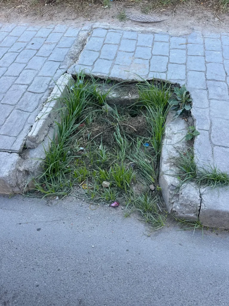 ✅ بالوعات مكشوفة تُحوّل حومة الأربعين بطنجة إلى خطر يومي وتُفاقم تجمع المياه أثناء الأمطار